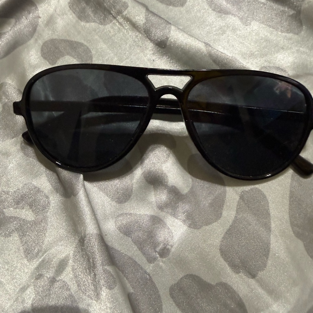 Stylish Black Aviator Sunglasses